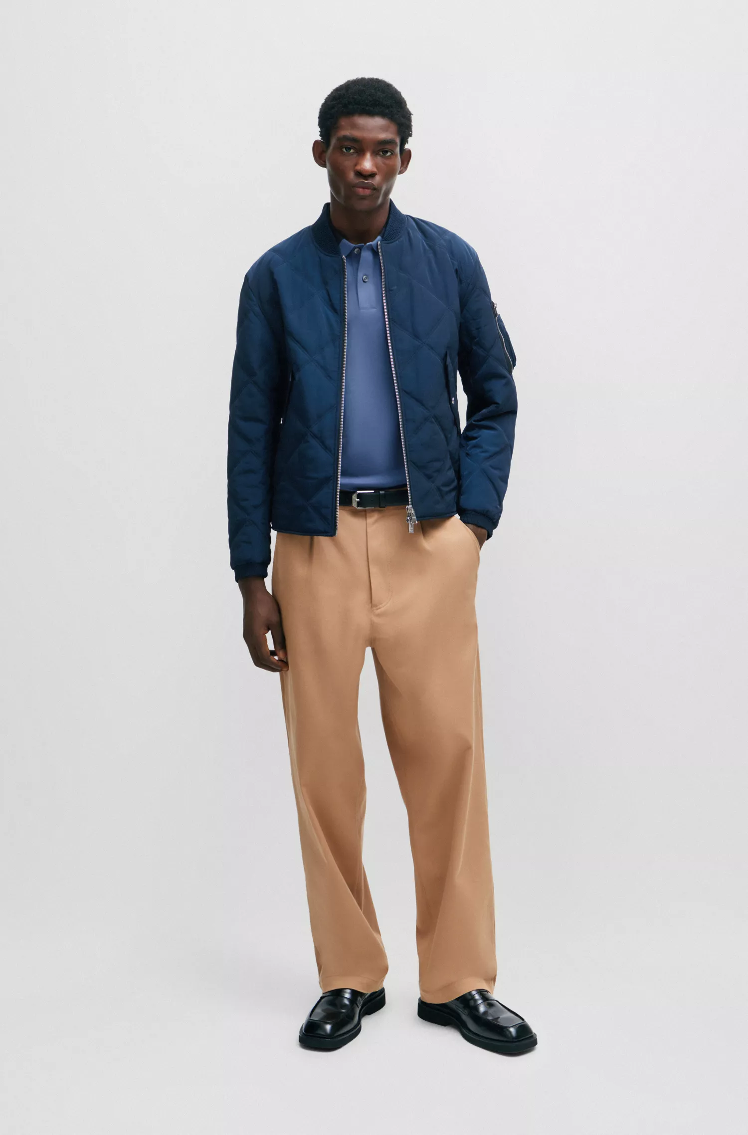 Camisa polo BOSS preta de algodão interlock com corte slim e gola em blocos de cor.