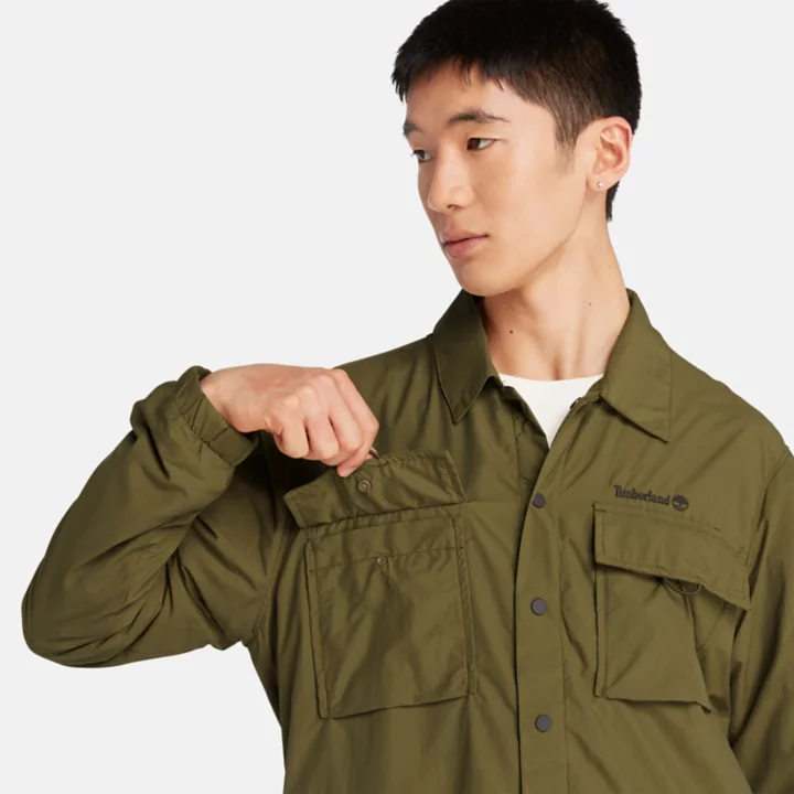 Camisa leve e repelente à água para homens na cor verde.