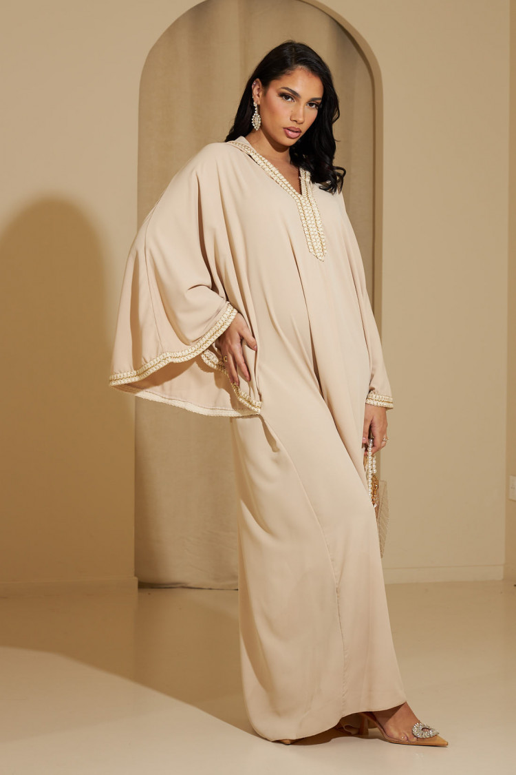 Abaya beige à capuche avec détails dorés
