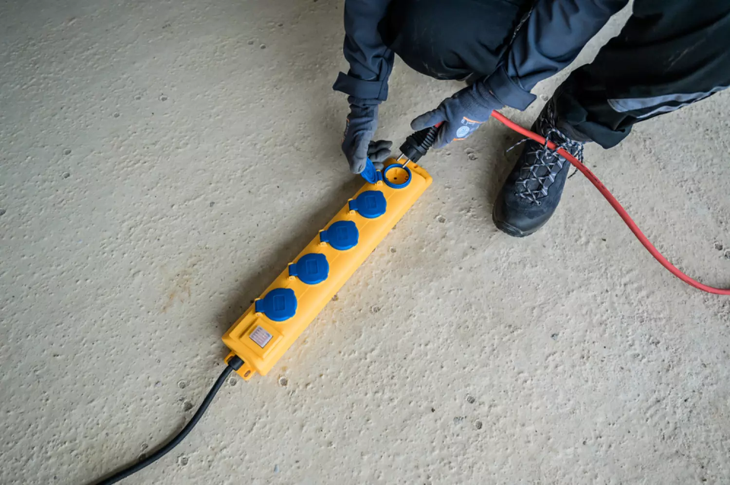 Brennenstuhl 1159900205 5 Voudige Super-Solid tafelcontactdozenblok met schakelaar - Geel / blauw - 2m