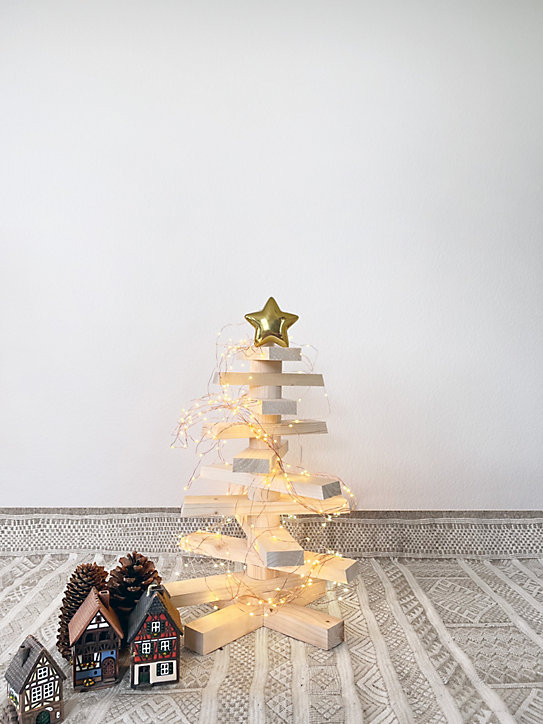 Sapin en bois coloris naturel H.50 cm support inclus