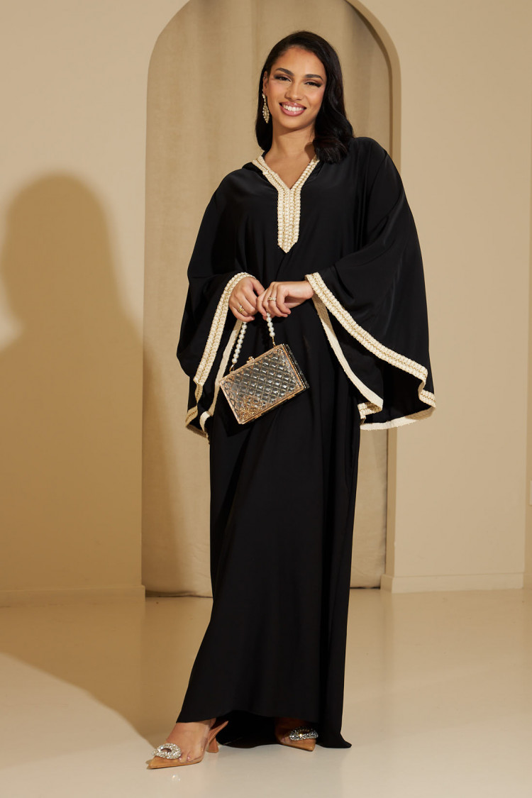 Abaya noire à capuche avec détails dorés