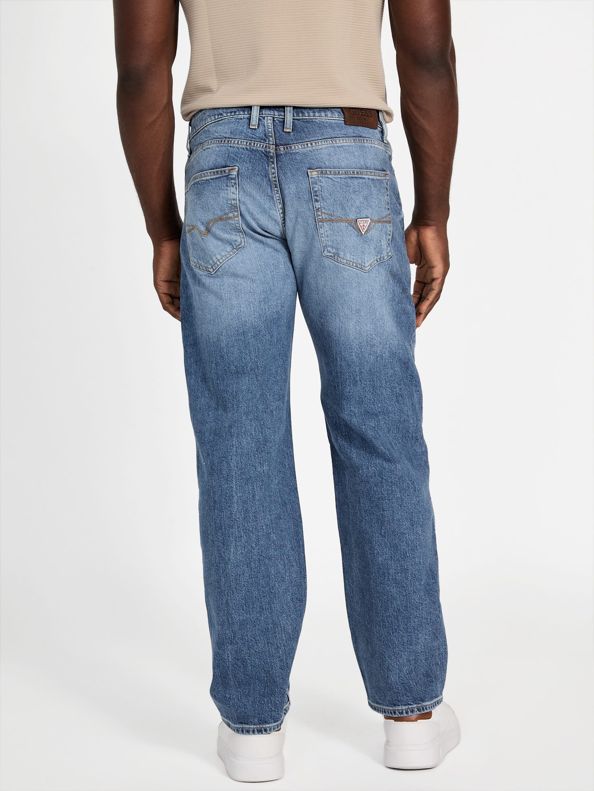 Calça jeans reta de corte regular com patch ecológico