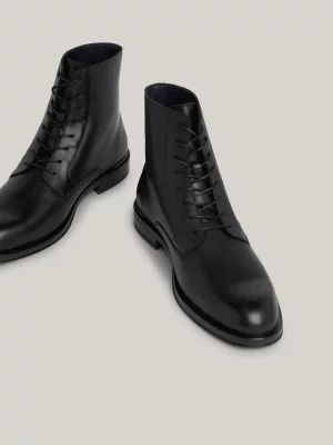 Botas de cano médio com cadarço em couro