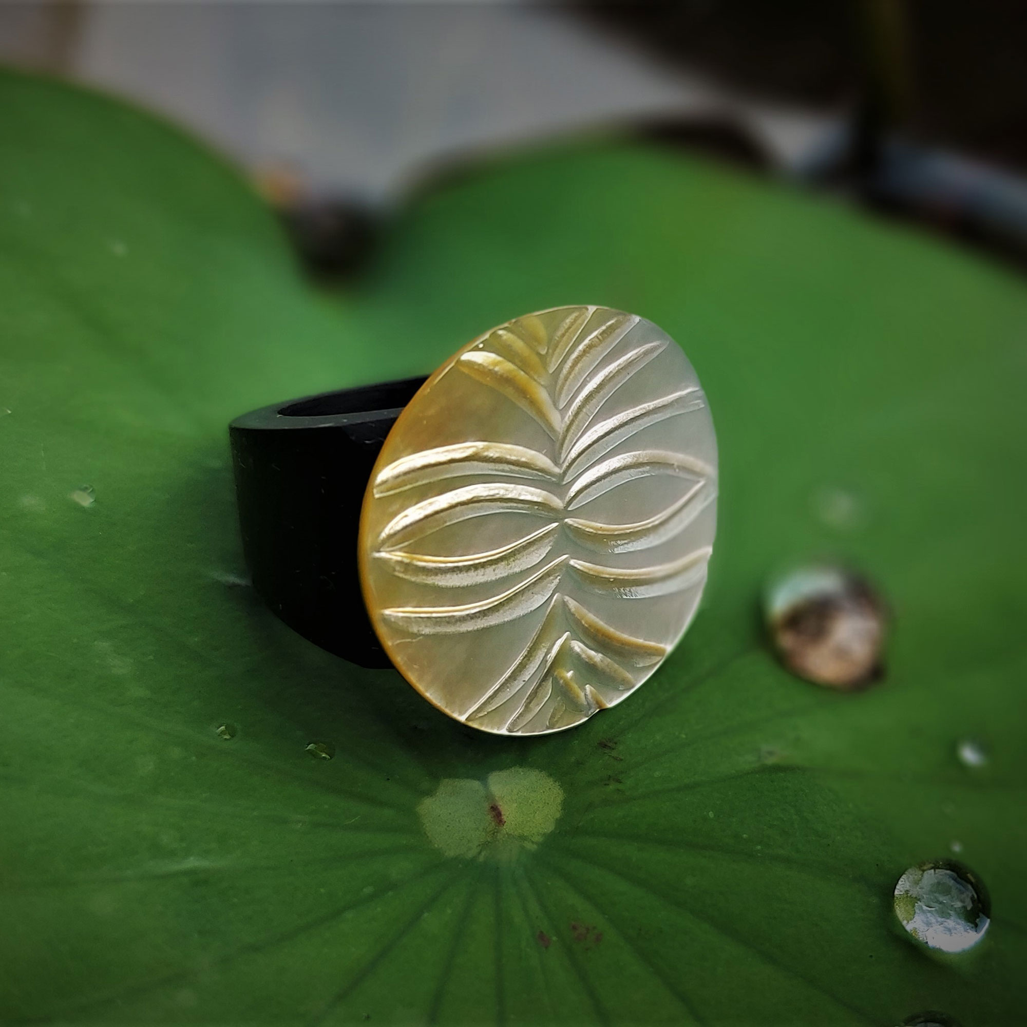 Ring 'Stilblume', grün, schwarz, Ø 3 cm günstig bestellen