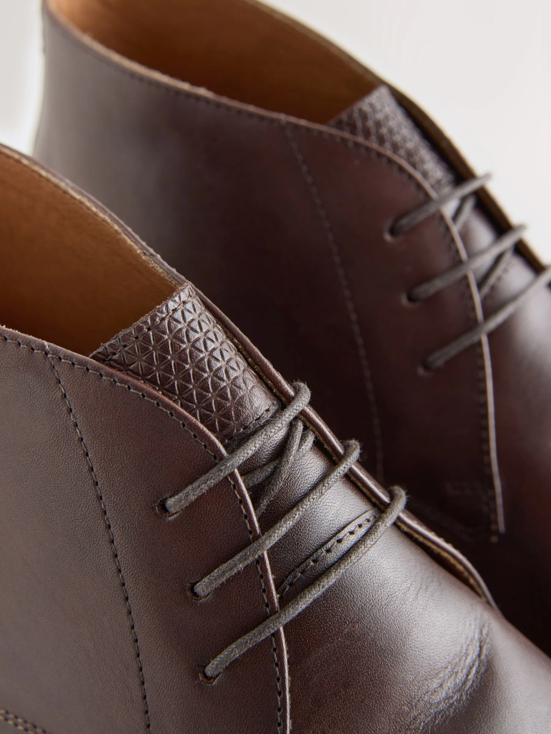 Bruin - Contrast Sole Leather Chukka Boots