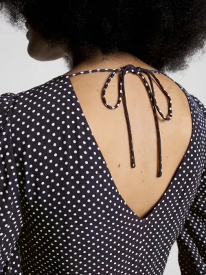 Vestido curto com decote em V e estampa de bolinhas