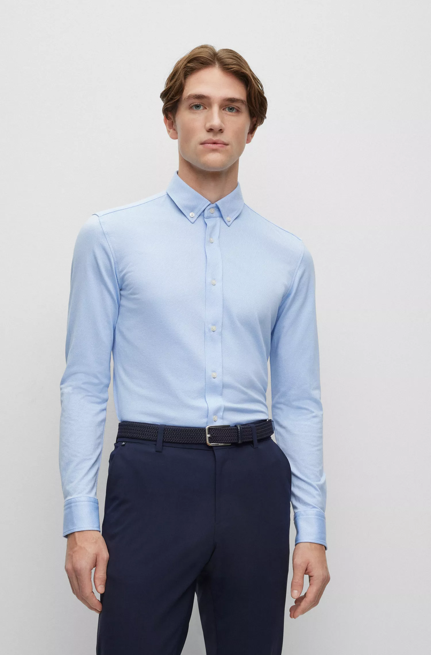 Camisa BOSS preta de corte slim, confeccionada em sarja elástica de alta performance com mistura de algodão.