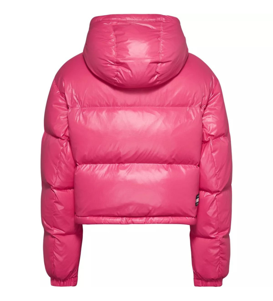 Jaqueta Tommy Jeans Alaska acolchoada com corte cropped na cor rosa.
