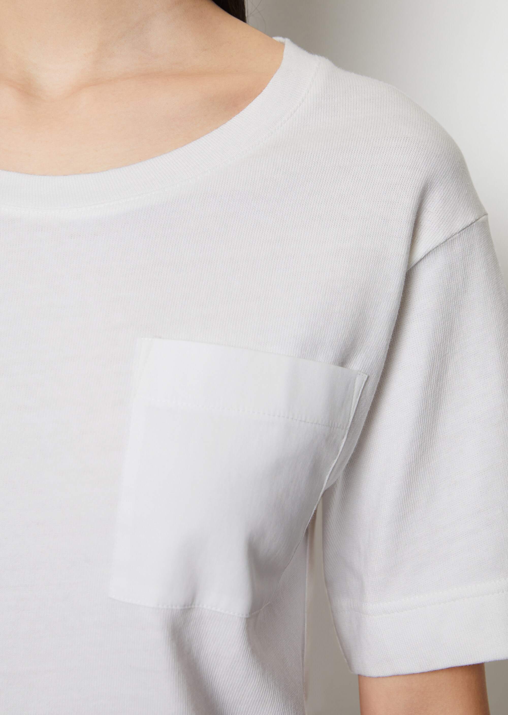 T-Shirt loosemit aufgesetzter Satin-Tasche