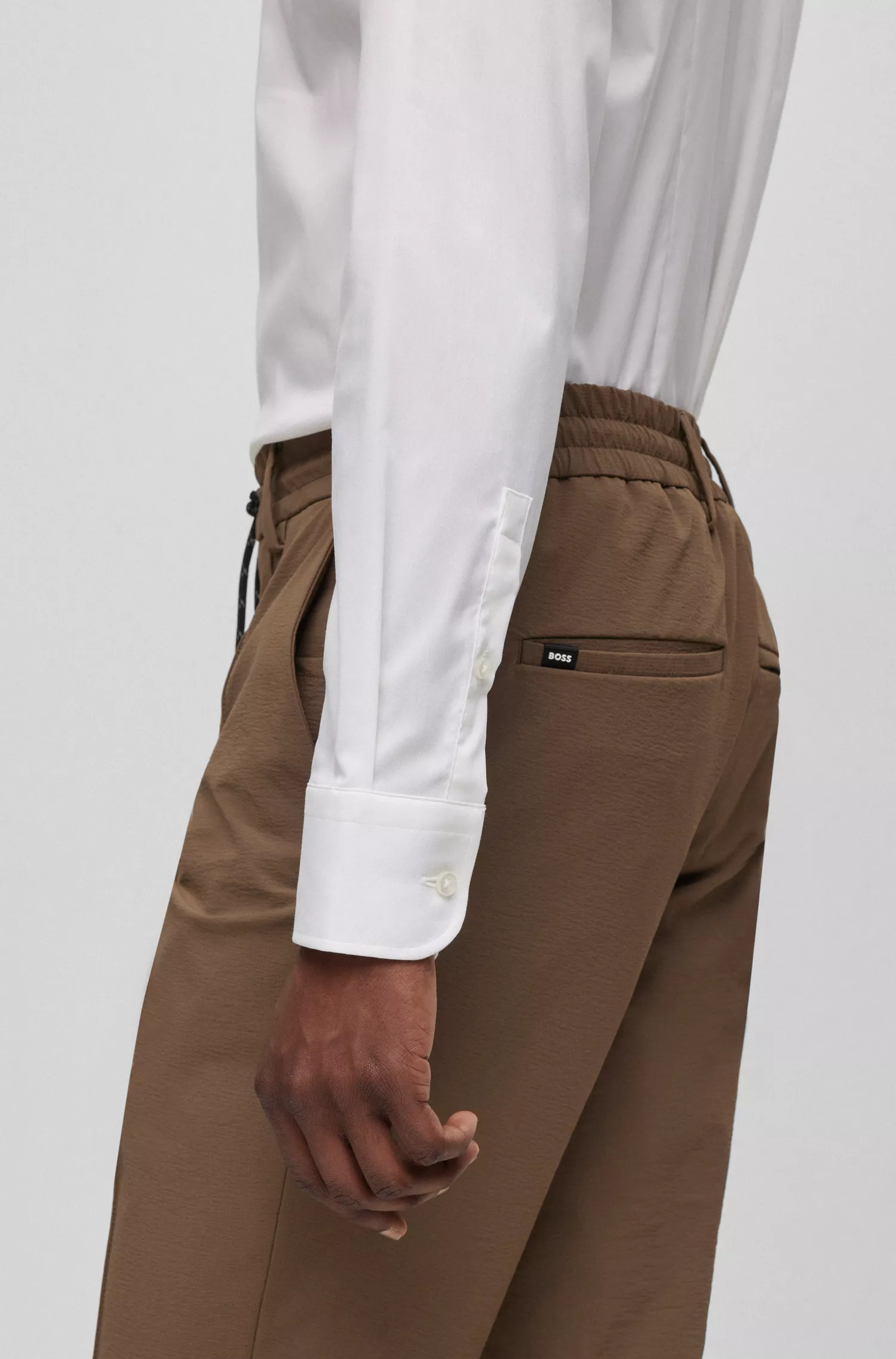 Camisa BOSS preta de corte slim em mistura de algodão elástico.