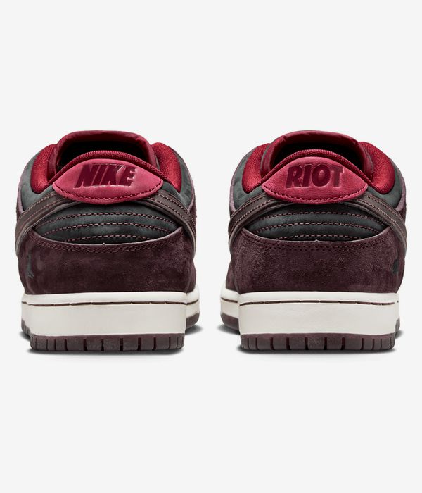 Nike SB x Riot Skateshop Dunk Low Pro Schuh (night maroon) online kaufen | skatedeluxe