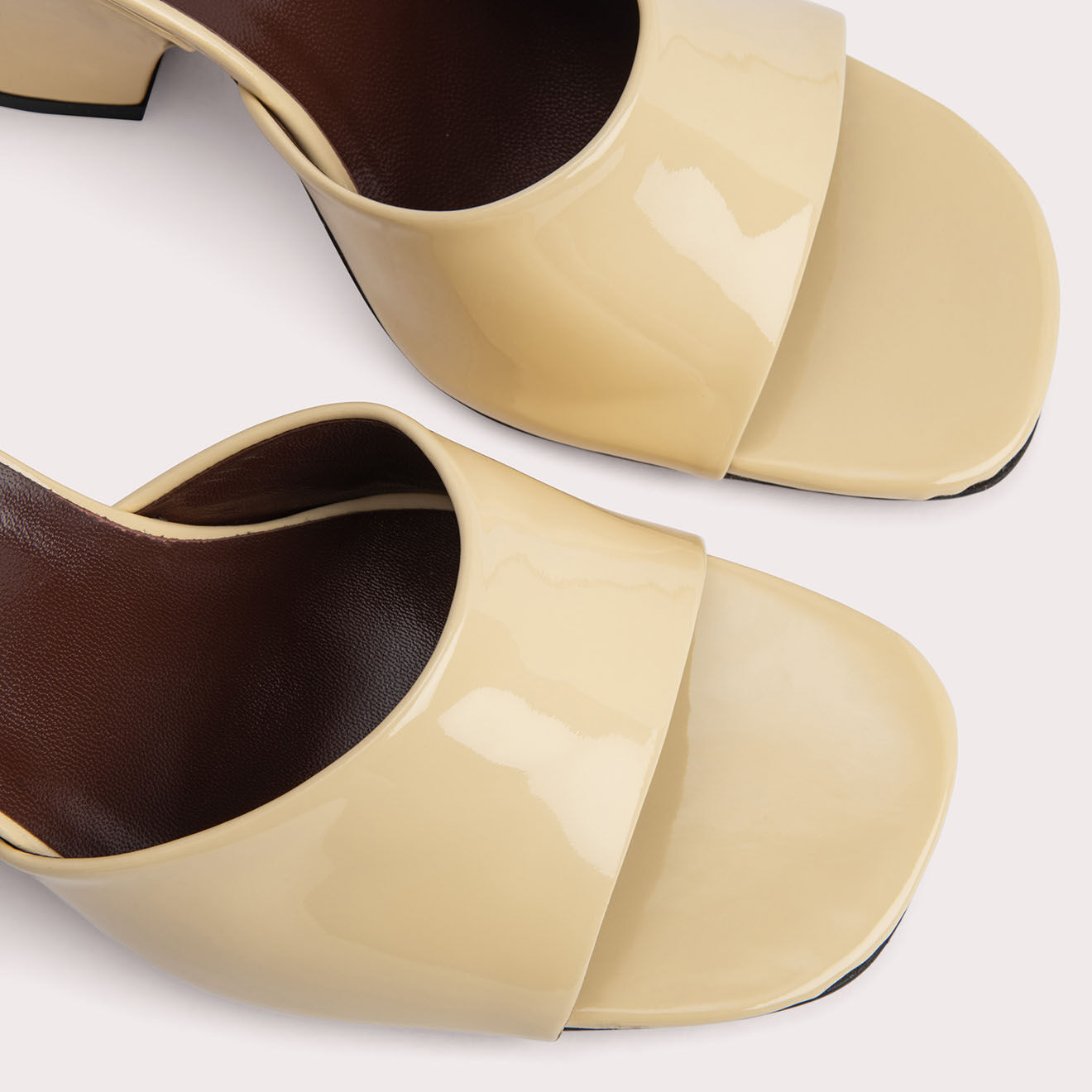 By Far Mules en Cuir verni Tais crème - Talon 11 cm