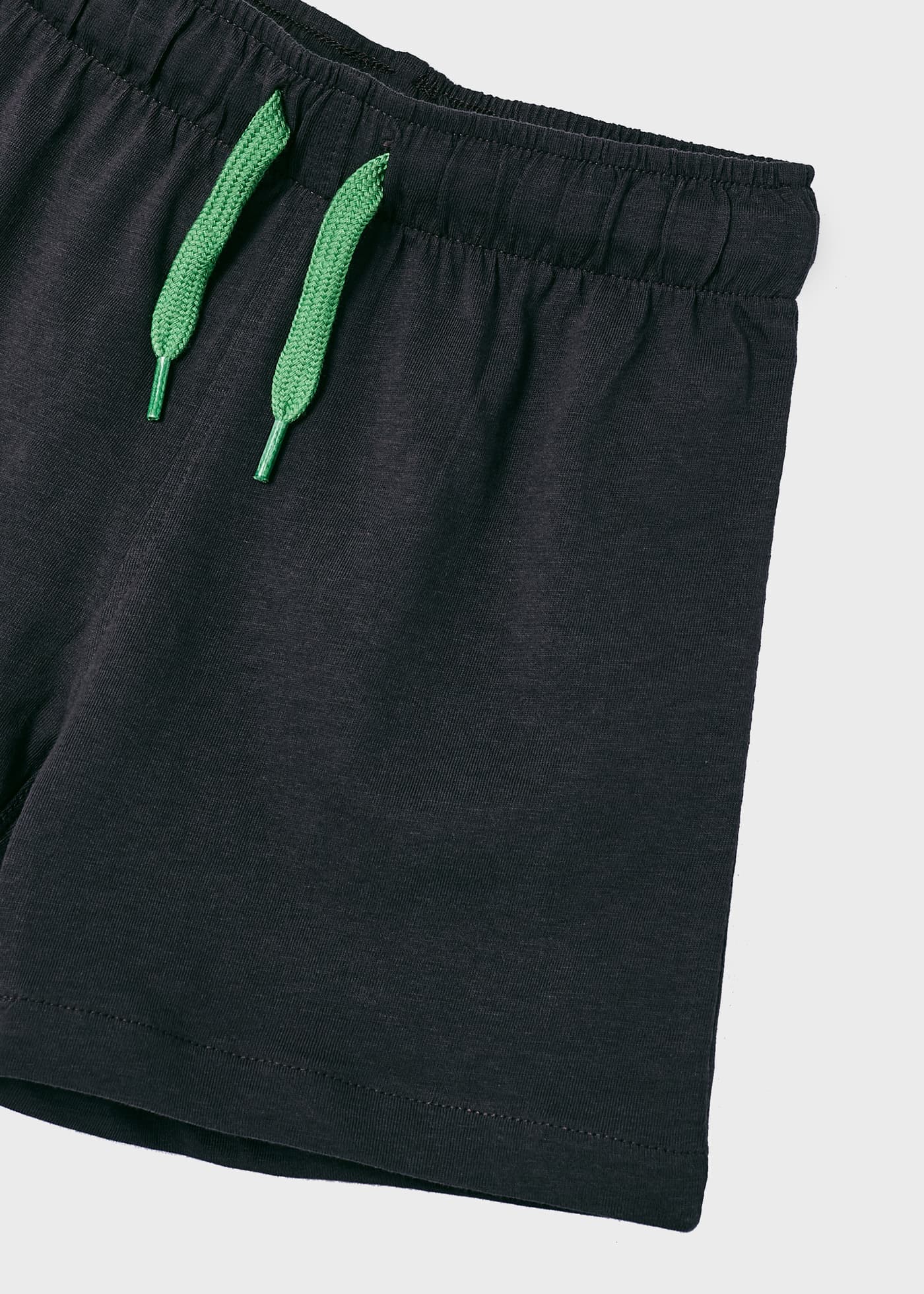 Pijama infantil confeccionado com algodão sustentável.