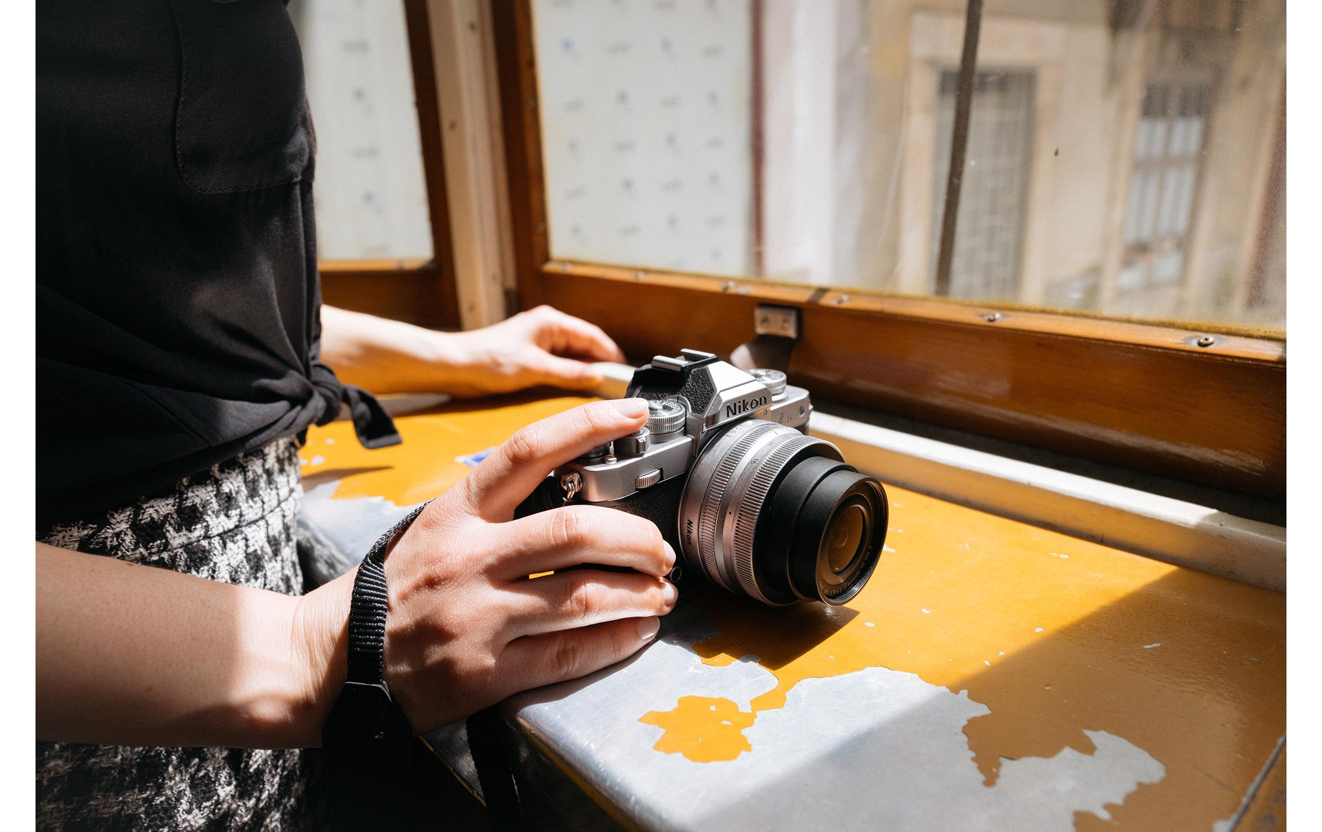 Fotokamera ZFC 28 SE KIT<br>Einzigartige Systemkamera in klassischem Nikon-Design und zusätzlichem Objektiv