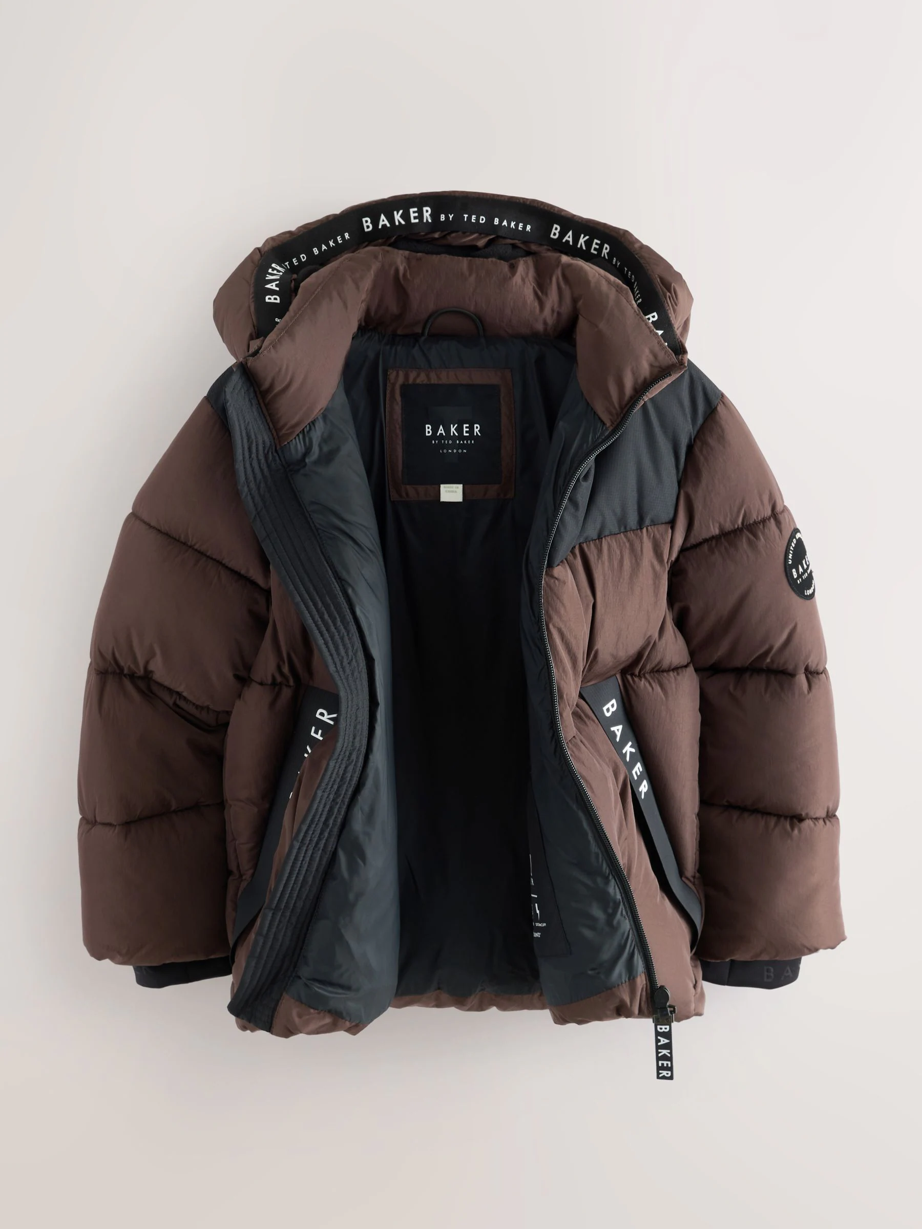 Baker by Ted Baker Baker by Ted Baker regenbestendige gewatteerde jas met kleurblokken in bruin/zwart