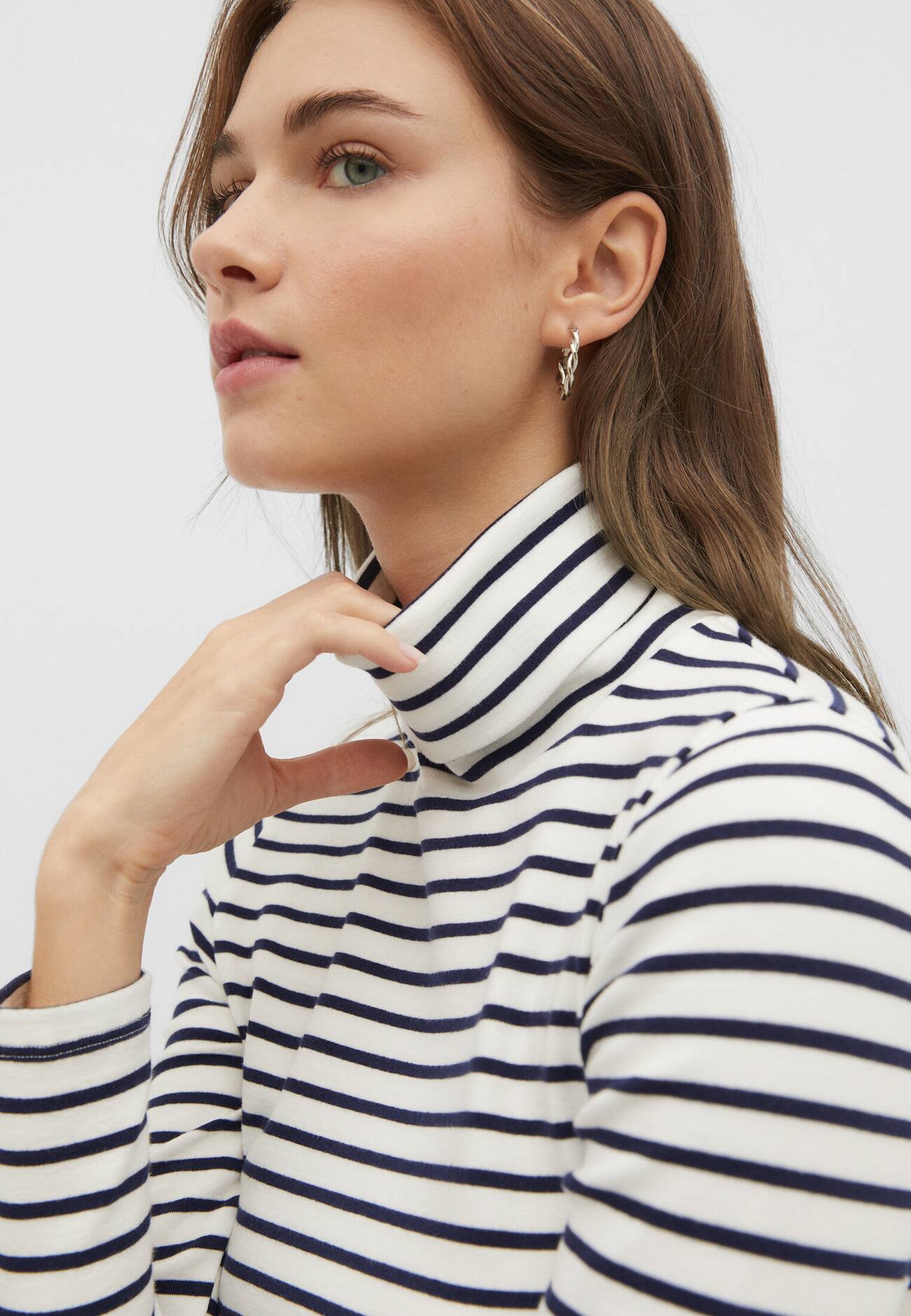 blusa de gola alta listrada