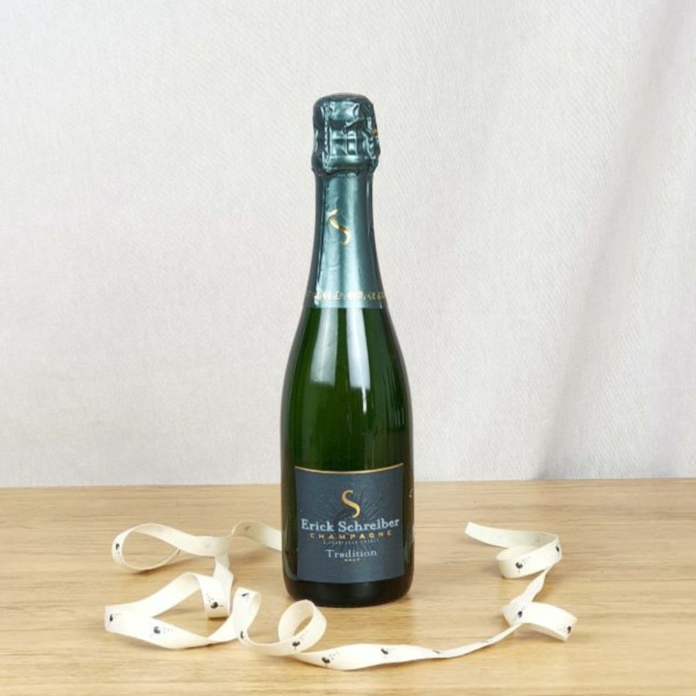 Coffret d'un mimosa, symbole d'affection, avec une bouteille de champagne bio