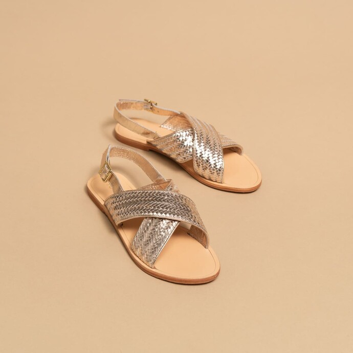 Sandales plates à larges brides  en cuir métallisé platine