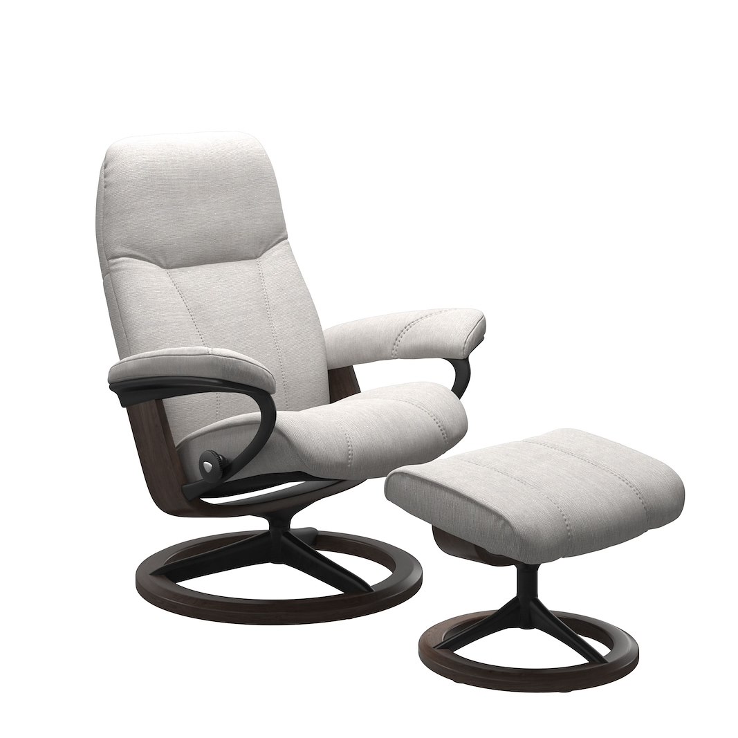 Consul (M) Signature lenestol med krakk Tekstil Jasmine Light Grey og Signature understell i wengebeiset og sort.