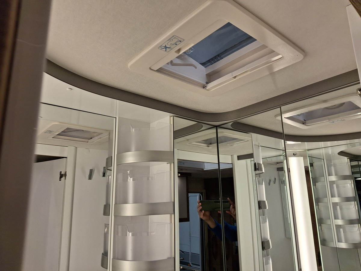 Hobby De Luxe 495 UL 2023 caravan