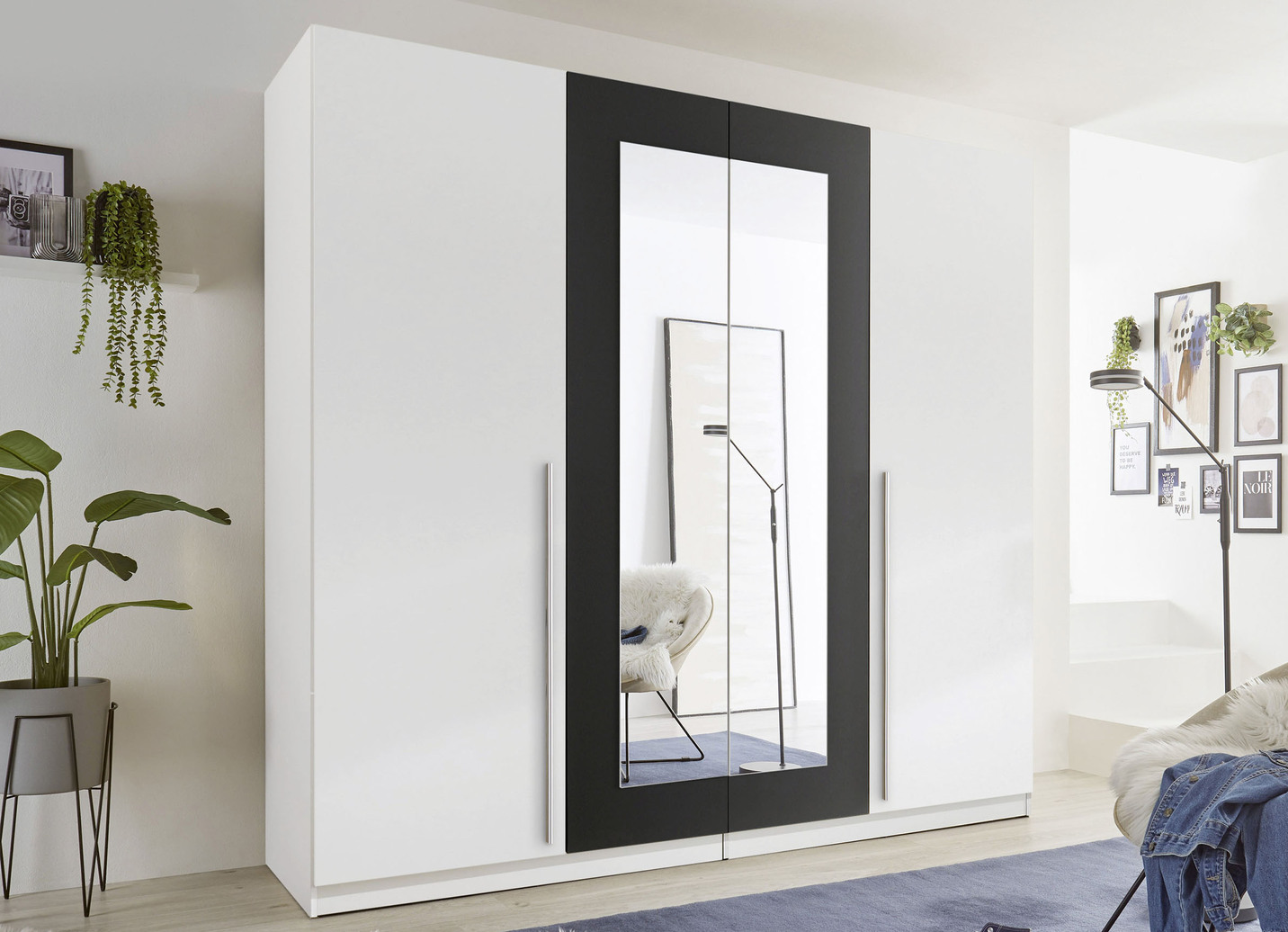 Moderner und formschöner Kleiderschrank