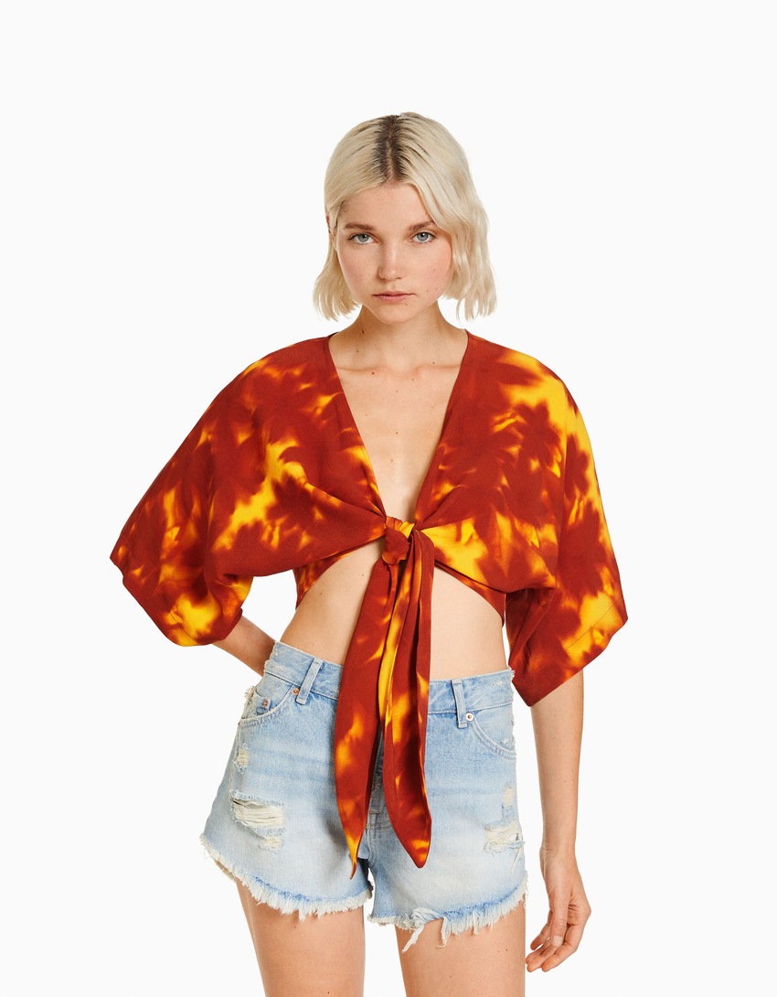 Camisa rústica com efeito quimono e nó.