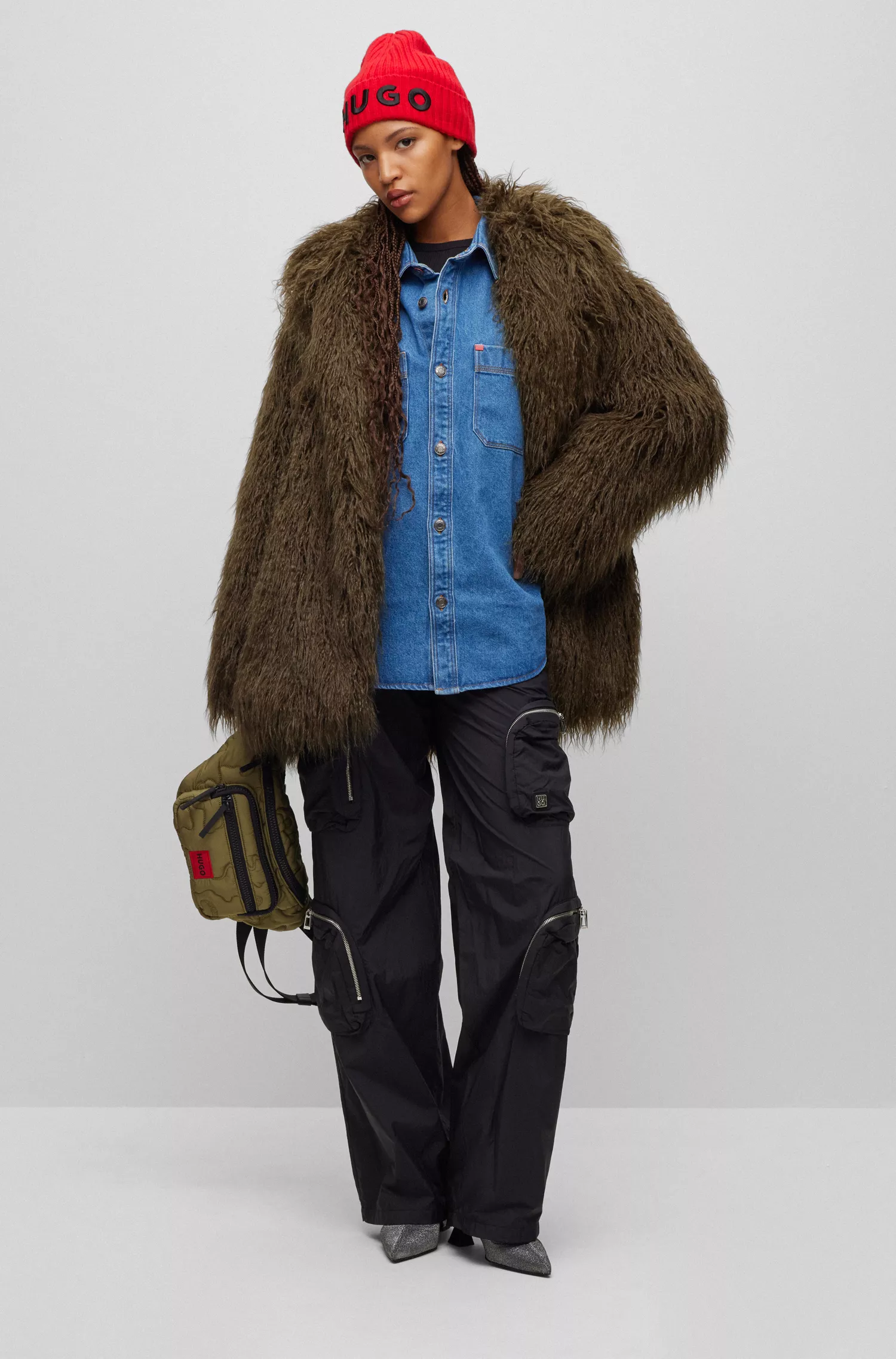 Calça cargo HUGO vermelha, corte relaxado, com bolsos grandes com zíper.