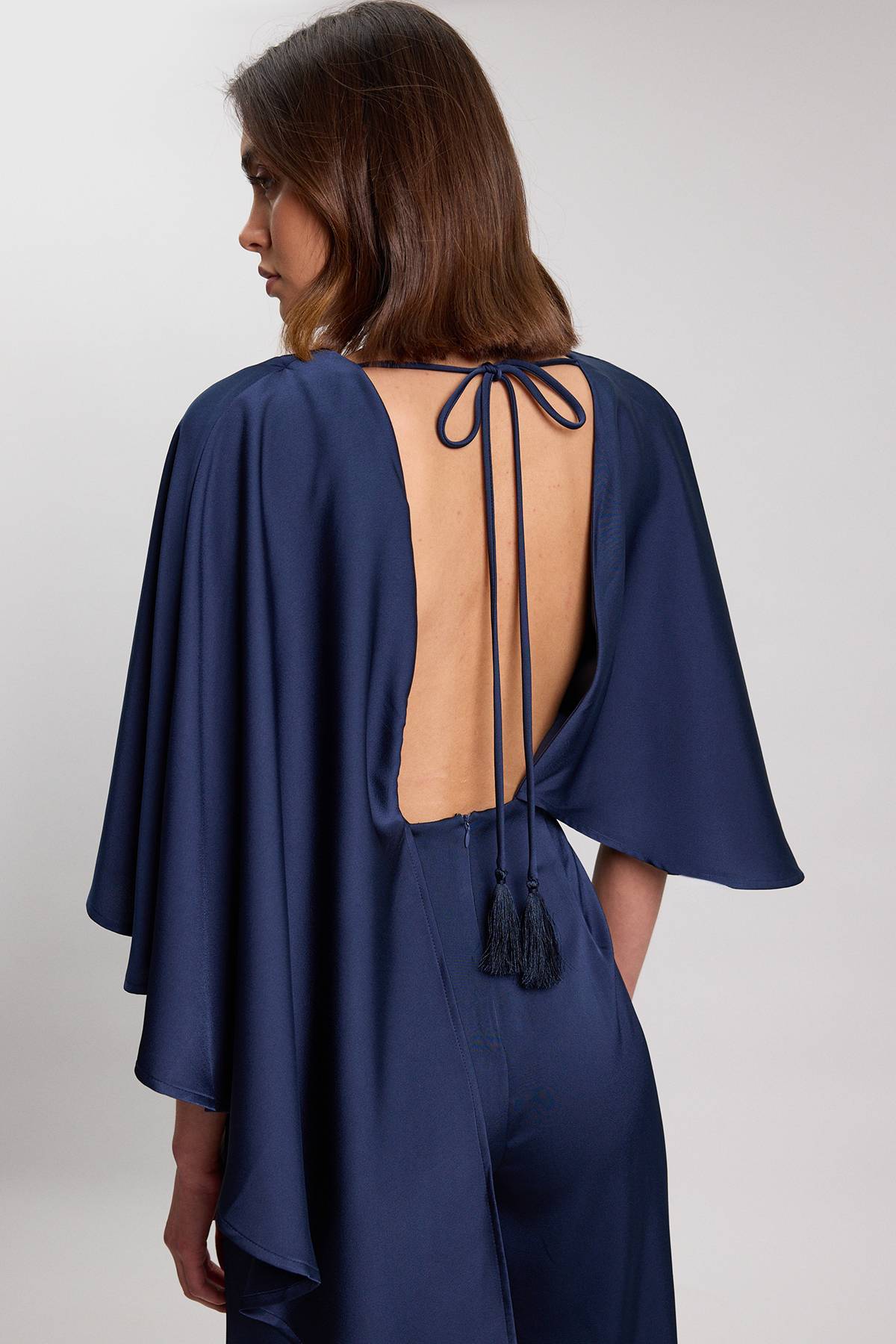 KarenMillen Combinaison Tissée En Crêpe Dos Satiné Avec Détail Cape