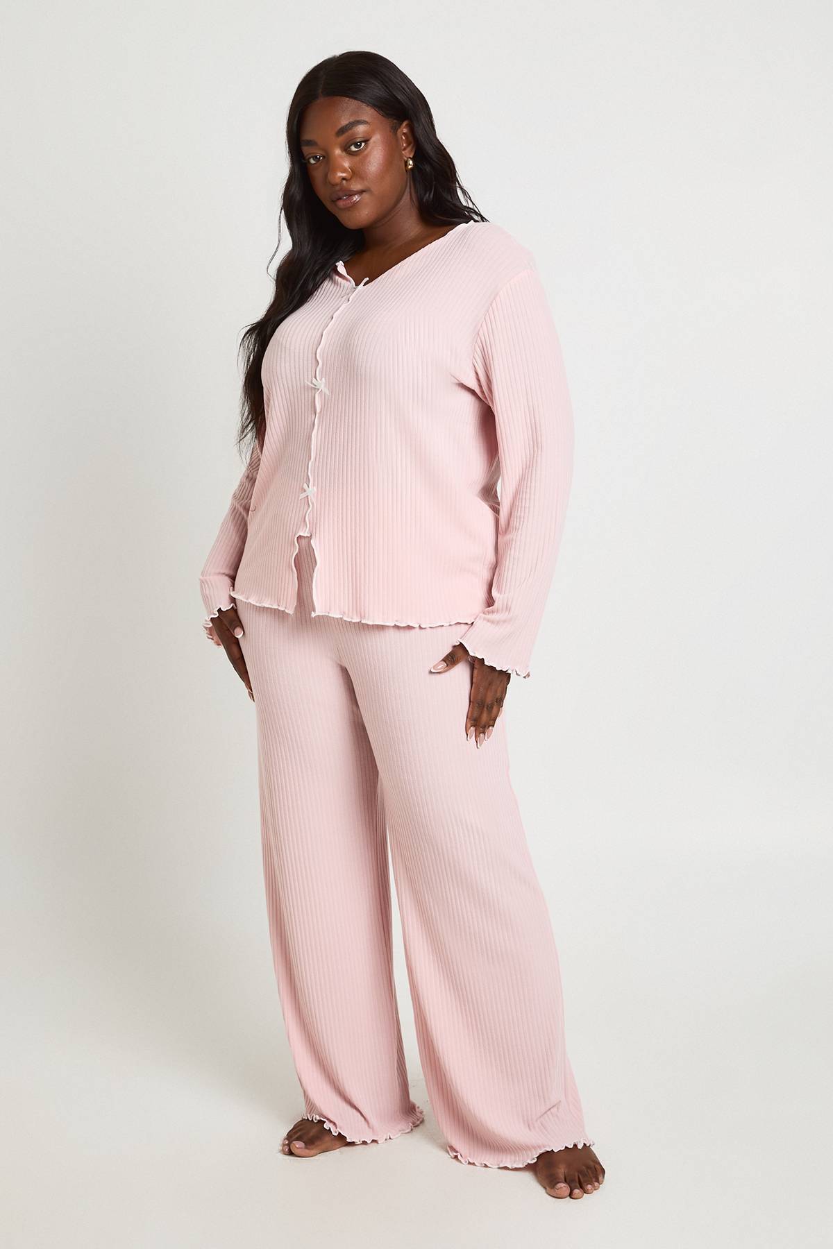 boohoo Ensemble De Pyjama Grande Taille Côtelé À Manches Longues Avec Détail Nœud