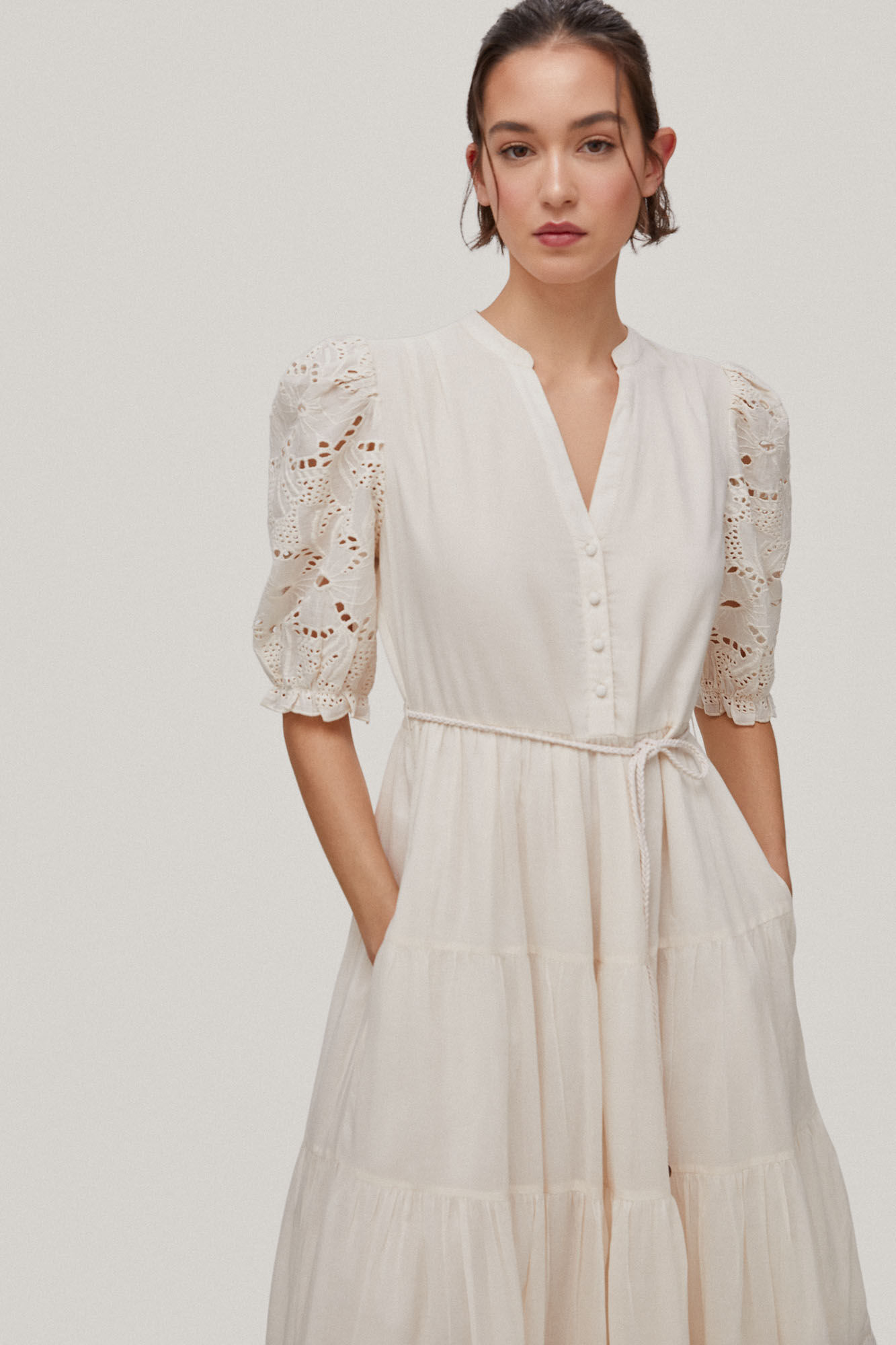 Vestido longo com detalhe floral perfurado nas mangas e na barra. - Bege