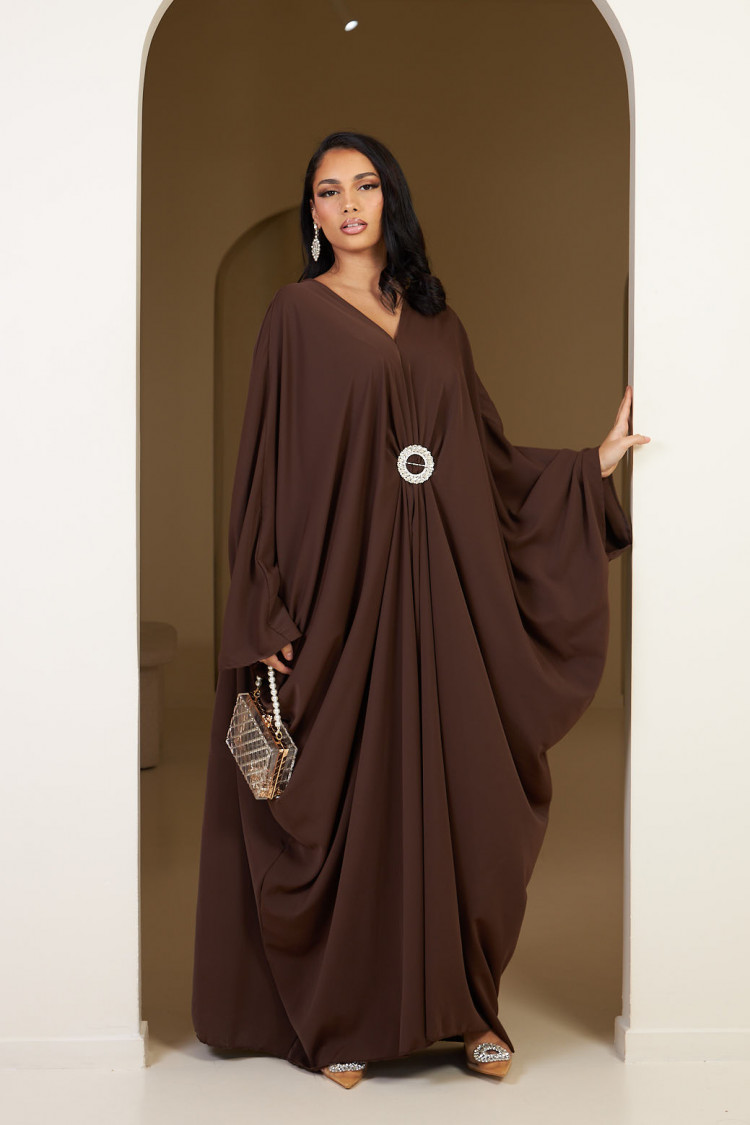 Abaya fluide marron à broche sur le milieu