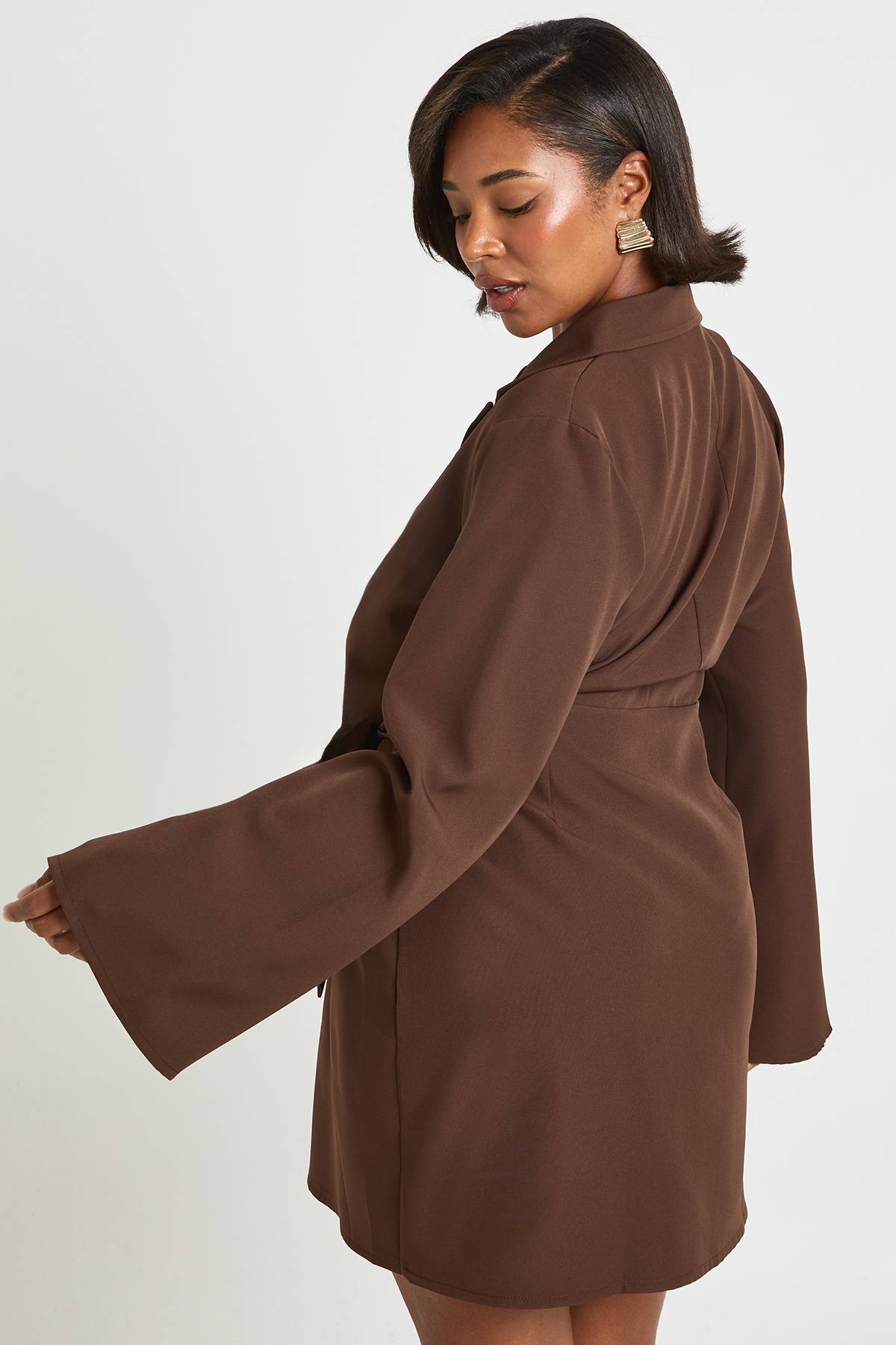 boohoo Plus robe blazer cintrée à nouer à la taille