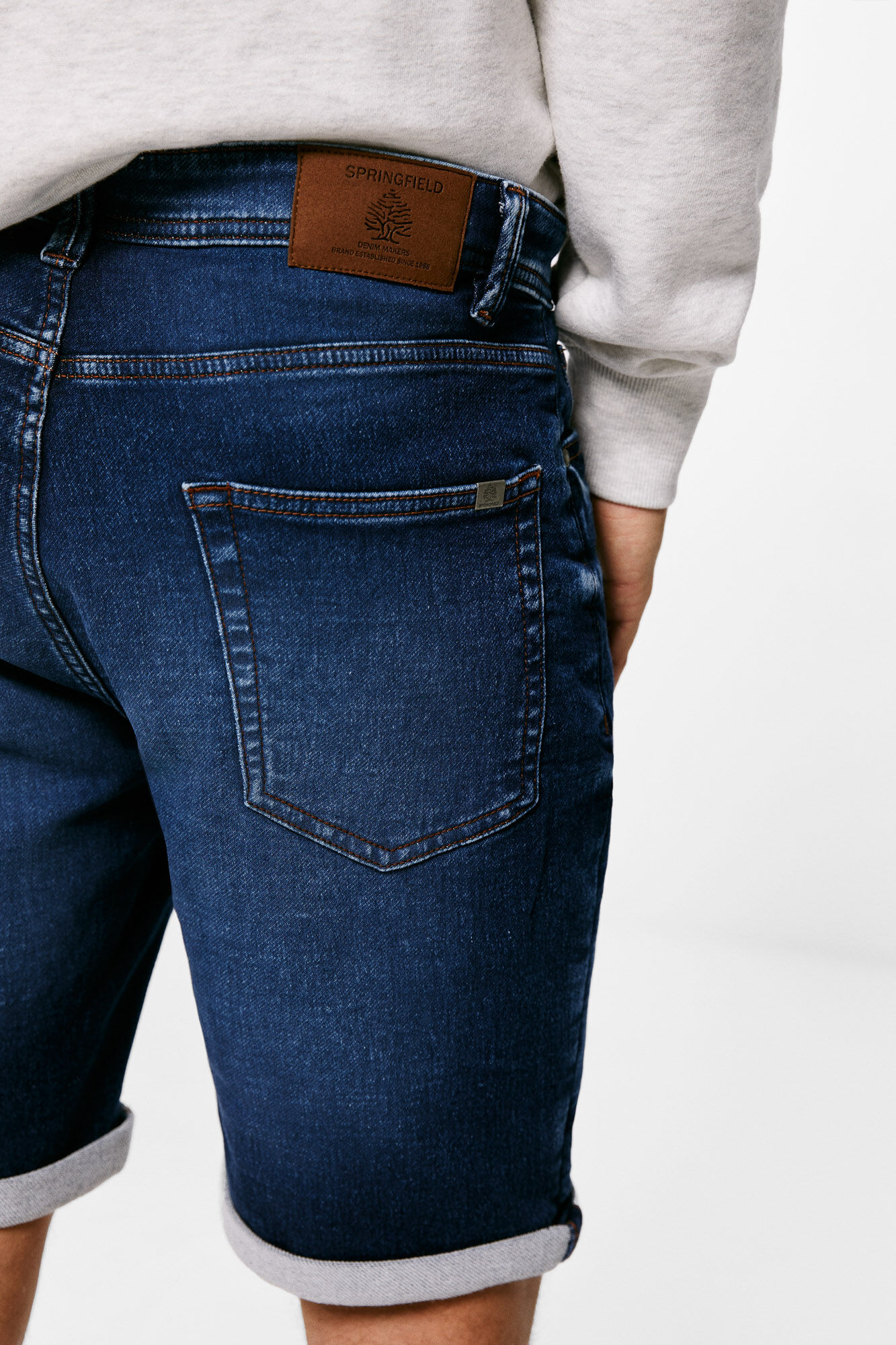 Bermuda jeans de malha com lavagem escura - azul escuro