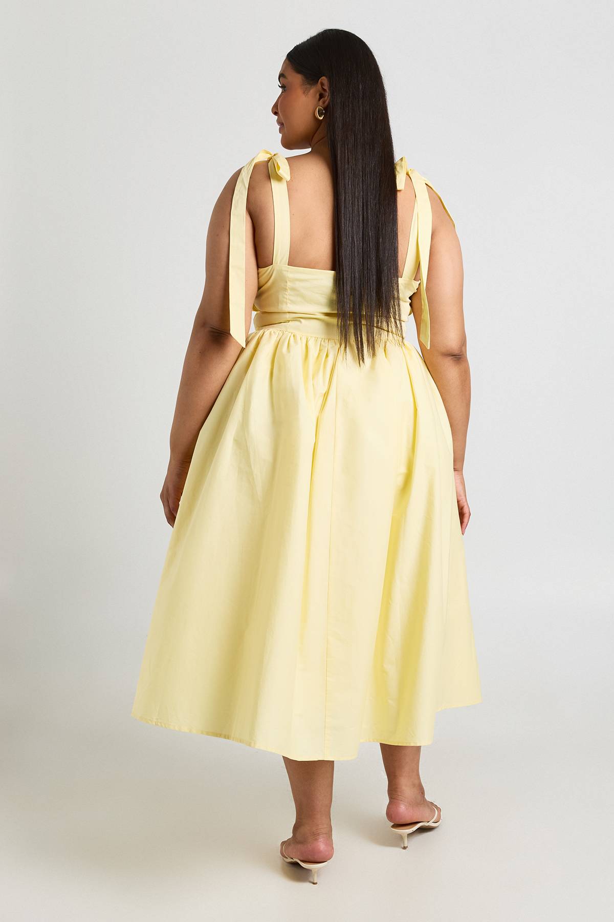 boohoo Robe Midi Grande Taille En Coton Avec Buste Froncé Et Liens À Nouer Aux Épaules