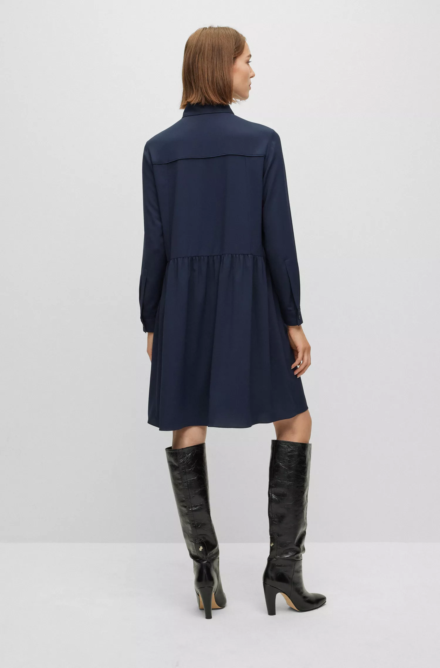 Vestido preto BOSS de corte relaxado em crepe texturizado.