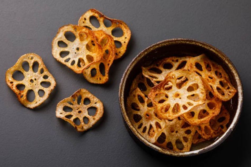 Pittige lotuswortelchips met gezouten eidooier