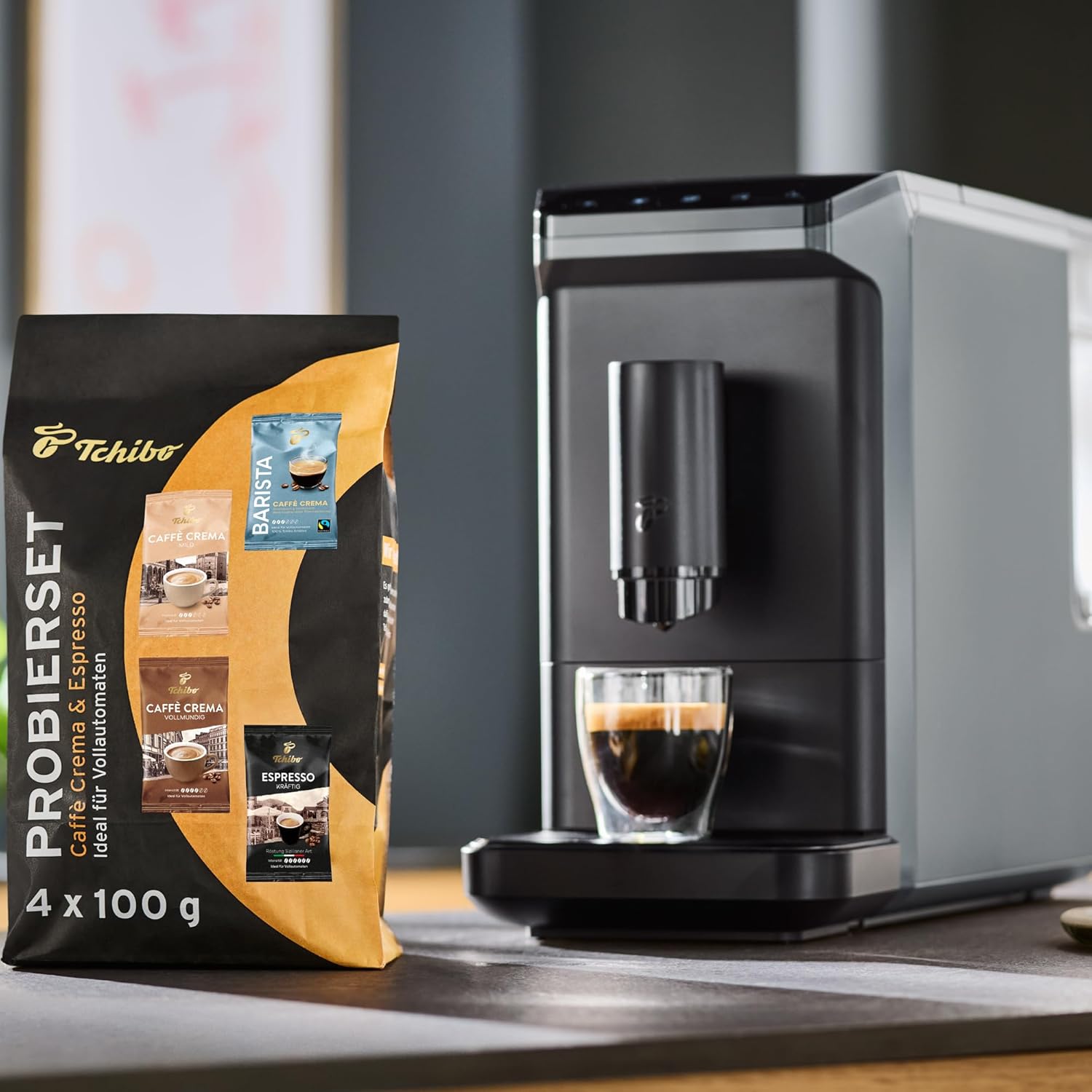 Tchibo Kaffeevollautomat Esperto mini für Caffè Crema und Espresso, nur 16cm breit, klein und kompakt, geeignet für jede Küche, Camping, Studentenapartment, Grau - INKLUSIVE Kaffeeprobierset GRATIS