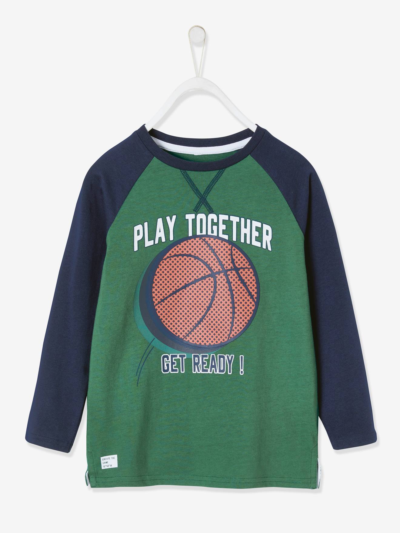 Camiseta esportiva infantil com estampa de bola em relevo e mangas raglan, verde médio liso com detalhes.