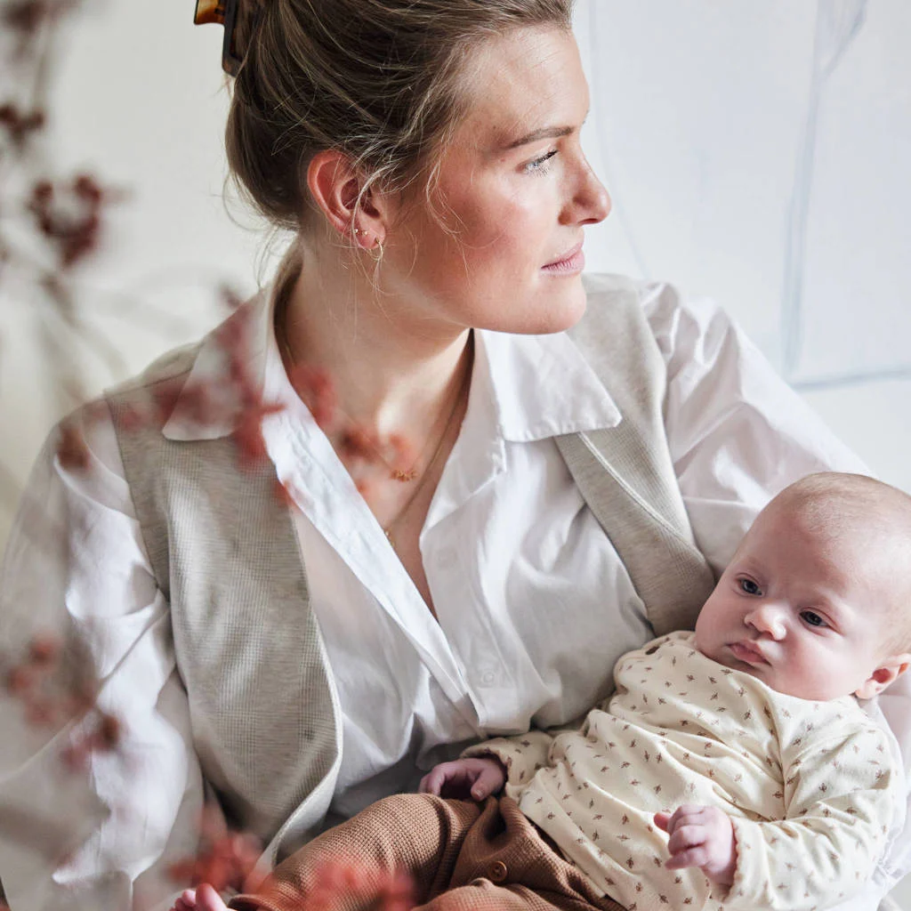 Dirkje baby longsleeve met all over print en overslag detail ecru/bruin