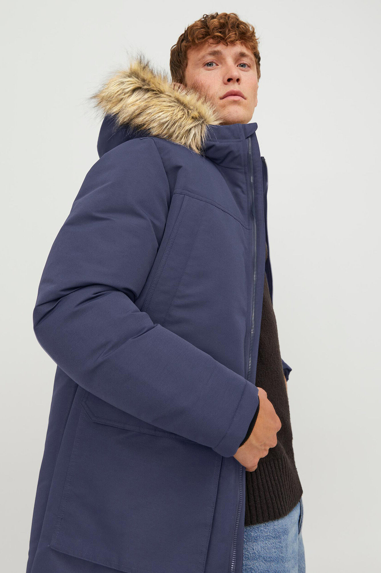 Parka com capuz e forro de penas