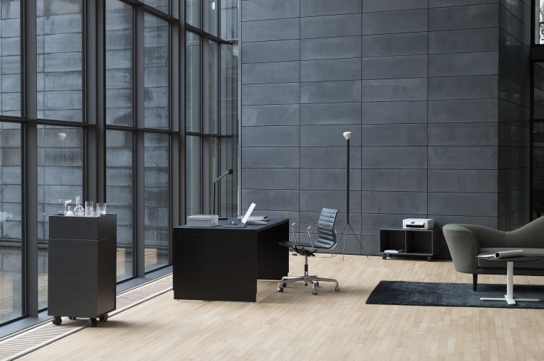 Vitra EA 117 bureaustoel Hopsak zwart, verchroomd, harde wielen