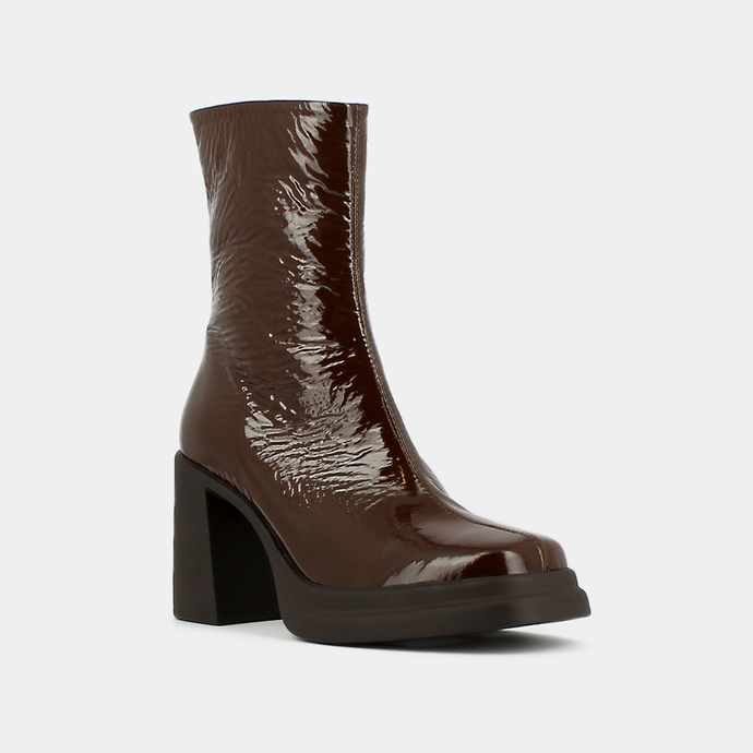 Boots à bouts carrés et plateformes  en vernis plissé marron