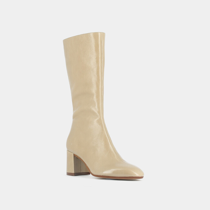Bottines à talons et bouts pointus  en cuir brillant beige