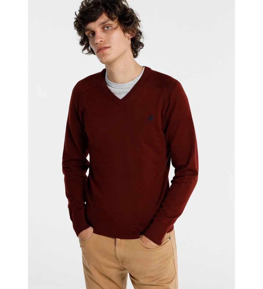 Blusa básica Lois com decote em V na cor bordô.