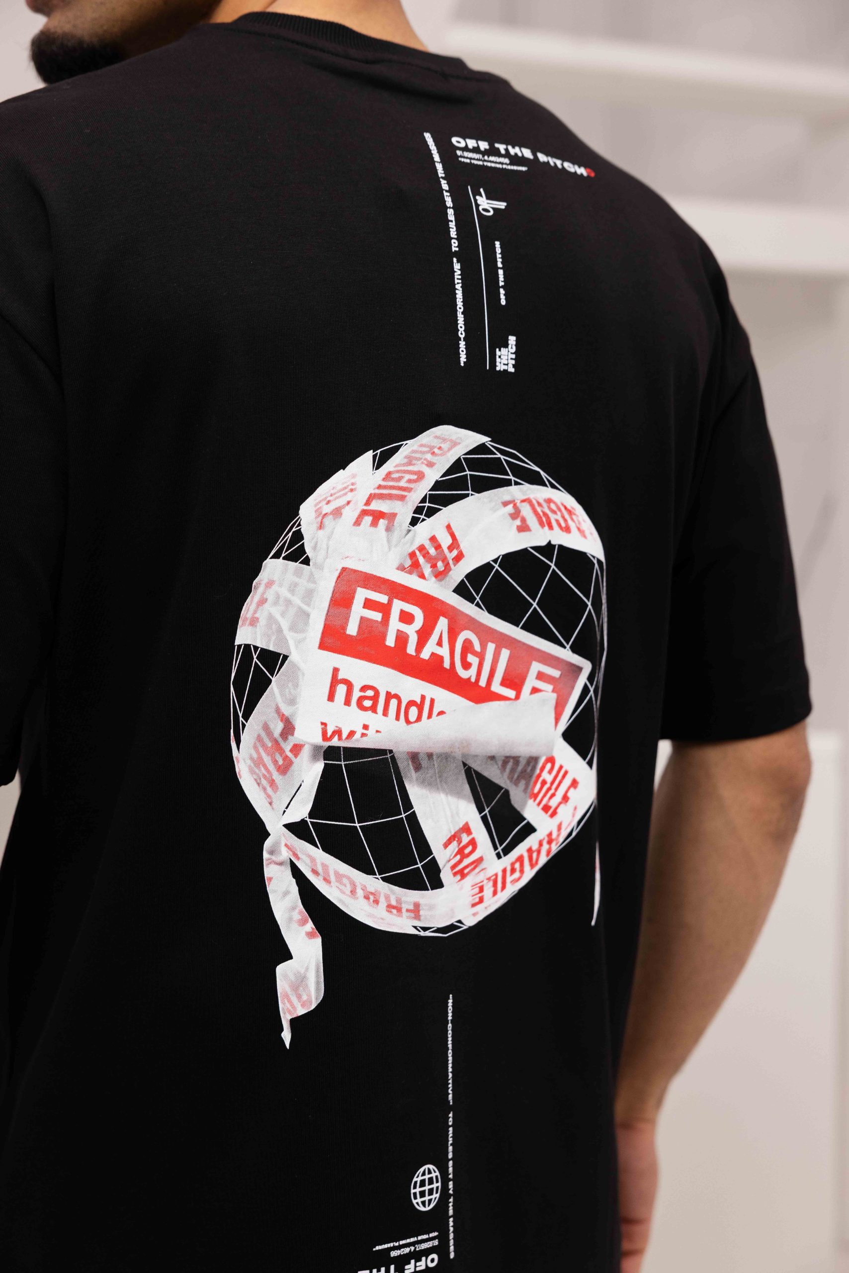 Off The Pitch Fragile World Loose Fit T-shirt Heren Zwart/Wit