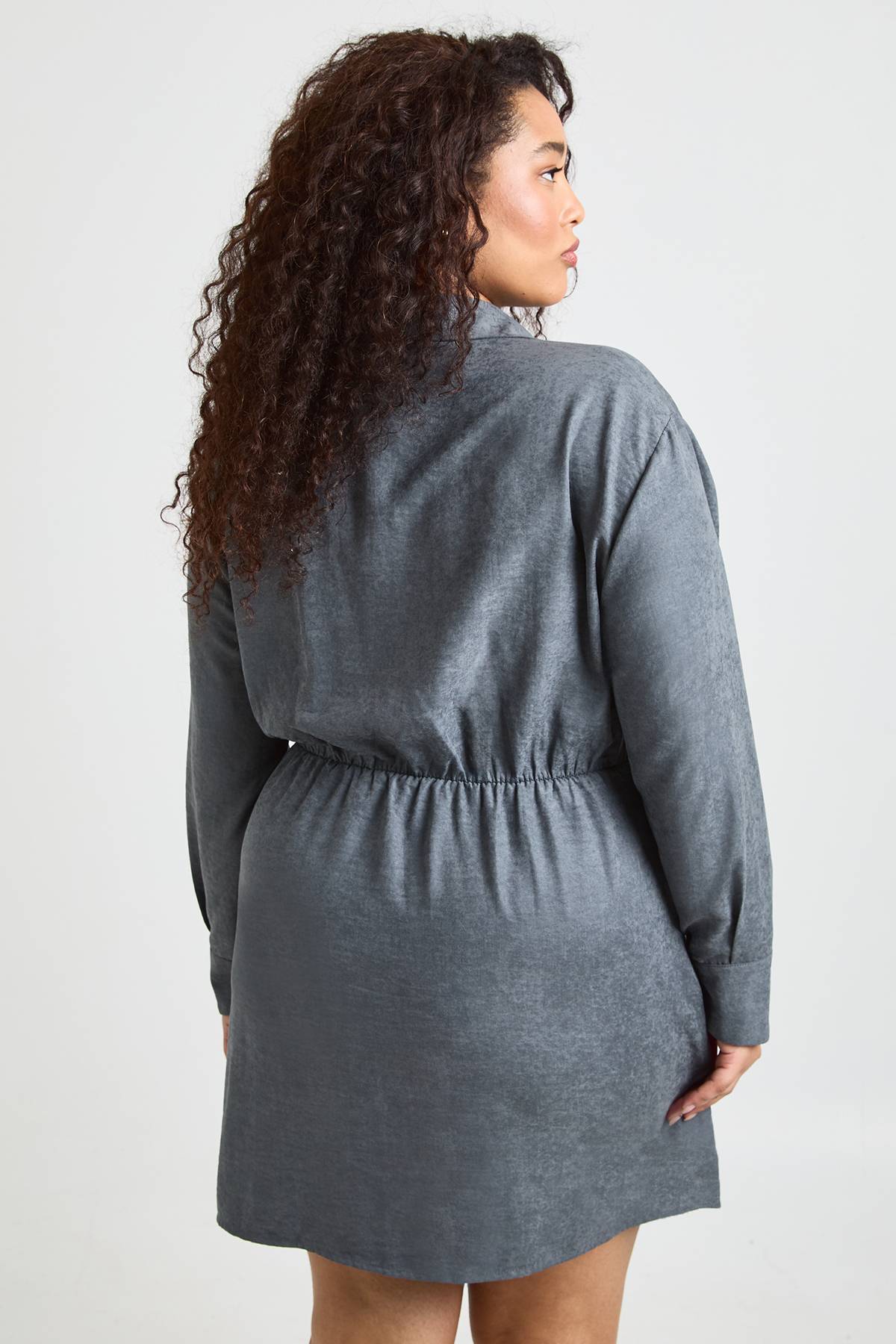 boohoo Robe Chemise Portefeuille À Col En Tissu Pêche Grande Taille