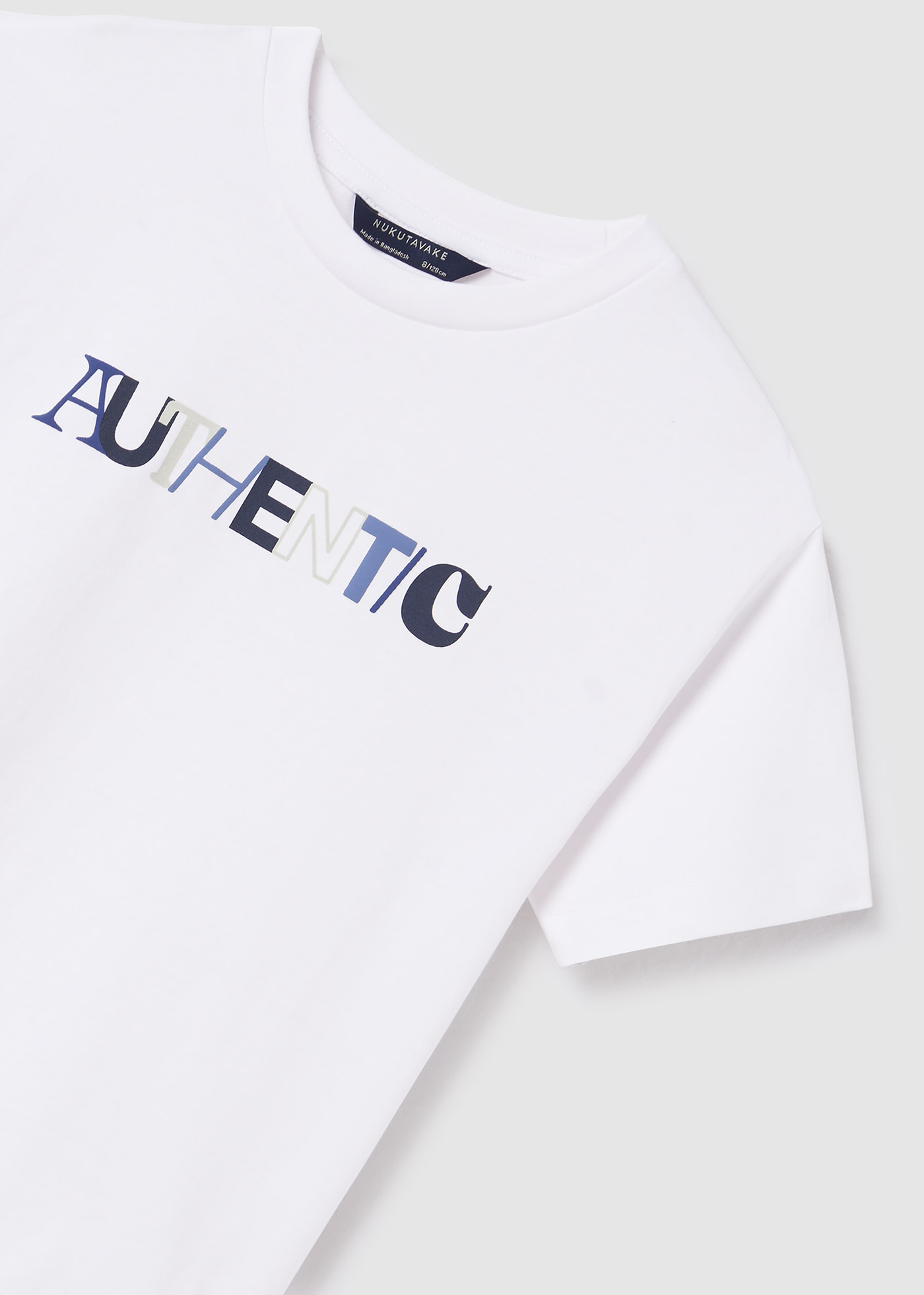 Camiseta infantil com estampa sustentável em algodão.