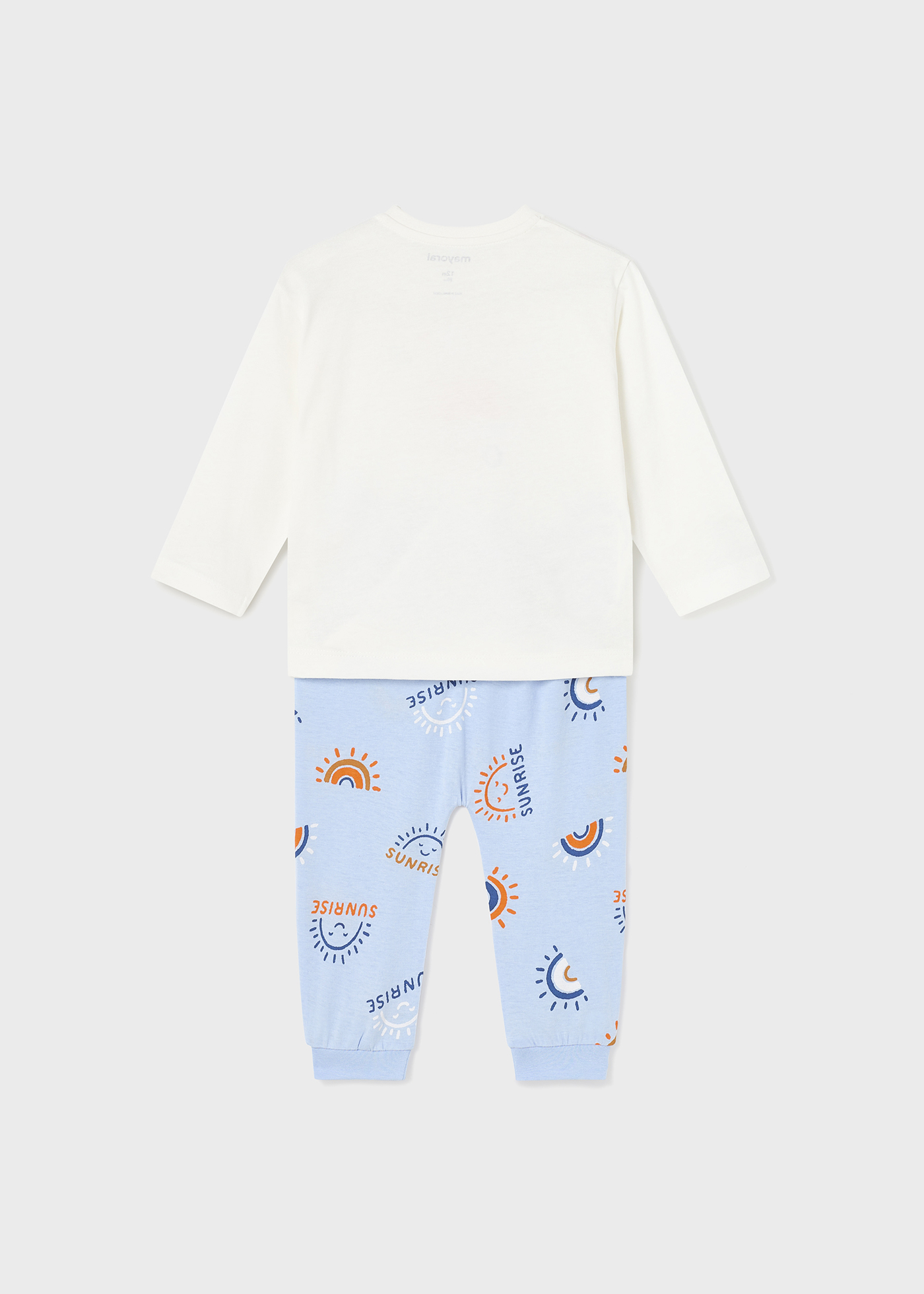 Pijama comprido com estampa e confeccionado em algodão sustentável para bebê
