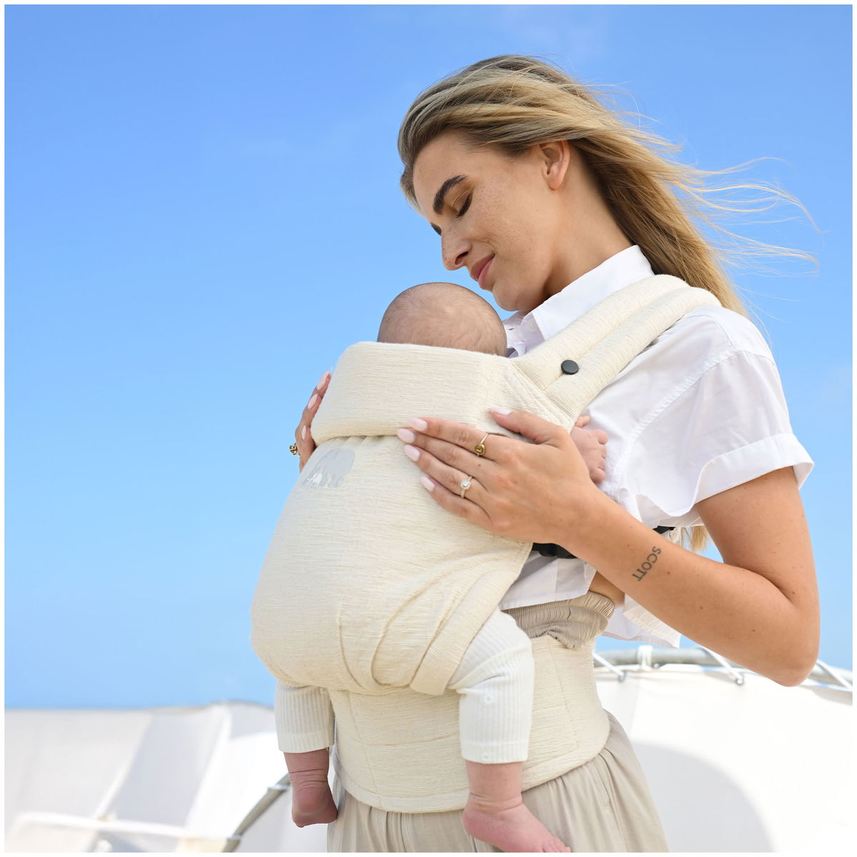 DERYANDERYAN   Amora Babytrage creme